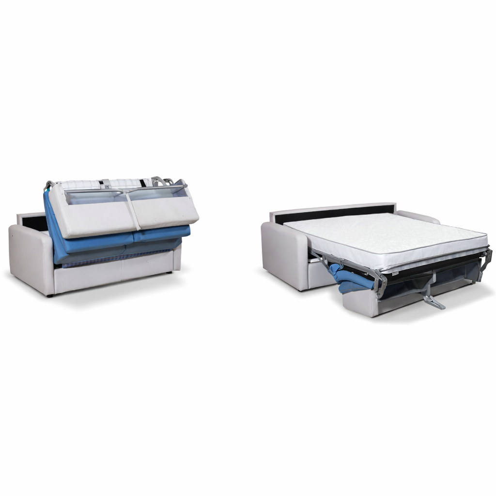 Un divano letto grigio chiaro mostrato in due fasi: parzialmente aperto con cuscini blu e completamente esteso con materasso bianco.