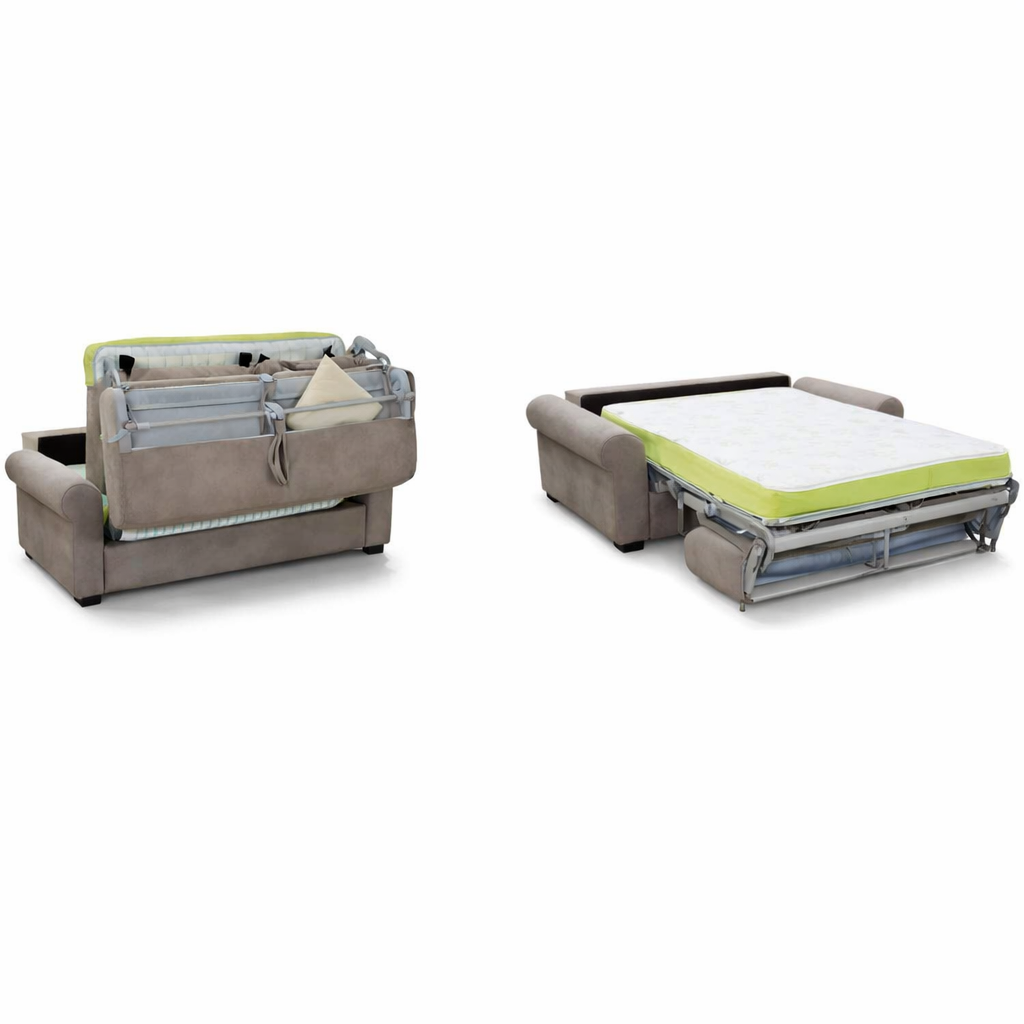 Due foto che mostrano un divano letto beige che passa dalla posizione semi-chiusa a quella completamente aperta, con un materasso verde lime.