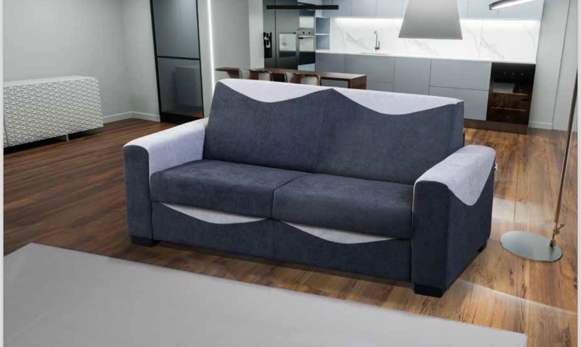 Un divano bicolore con cuscini grigio scuro e dettagli grigio chiaro, collocato in un soggiorno moderno con pavimento in legno.