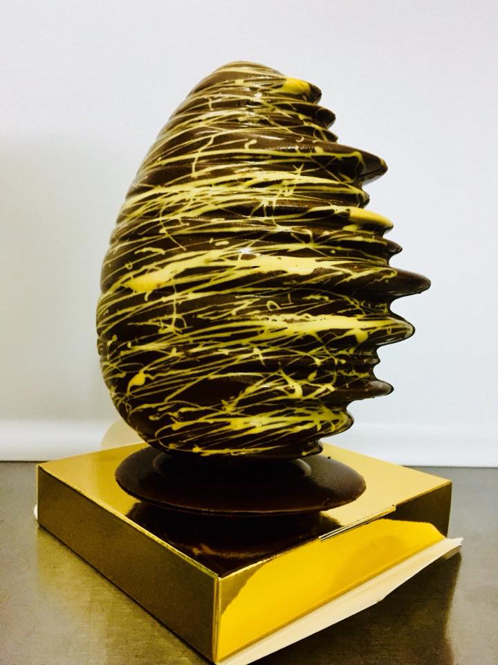 Uovo di cioccolato decorato