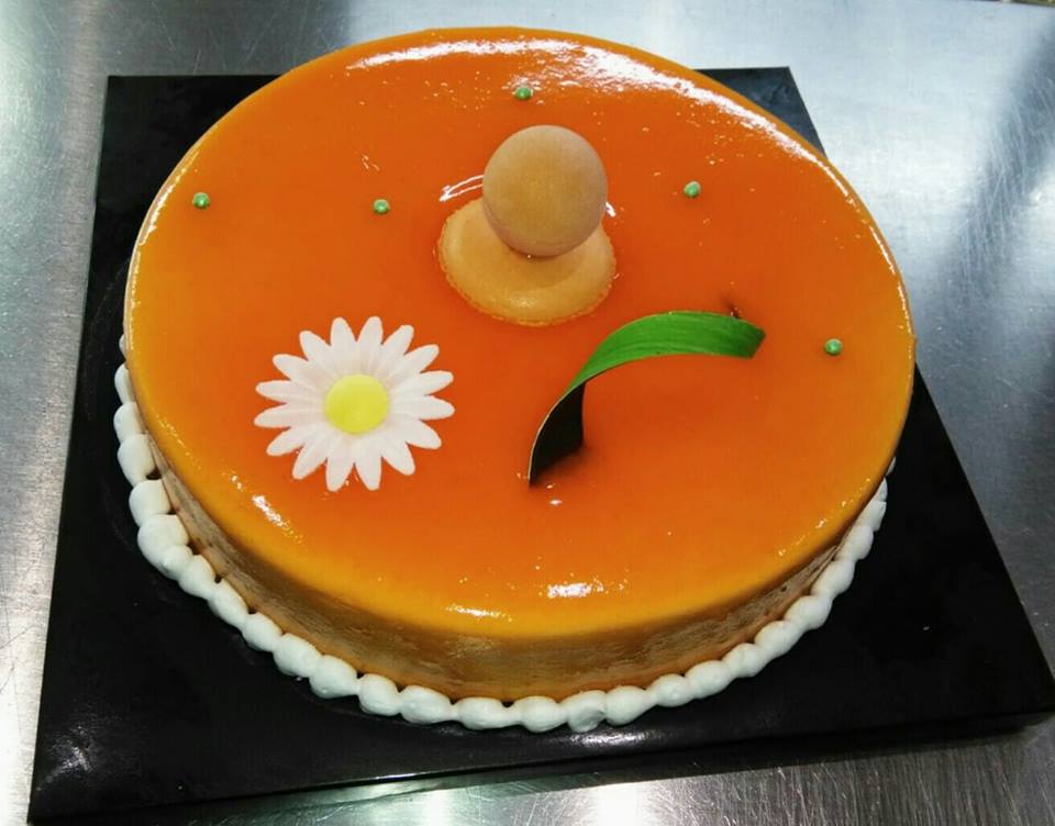 Torta con glassa arancione