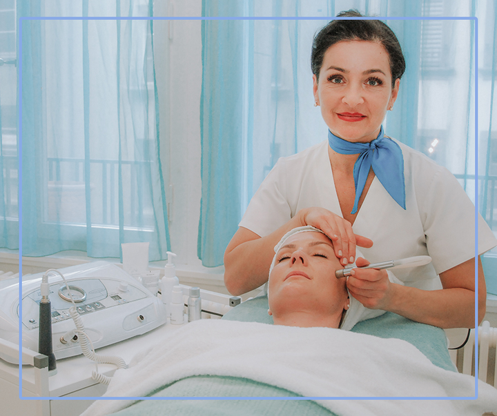 Eine Frau gibt einer anderen Frau in einem Schönheitssalon eine Gesichtsbehandlung.