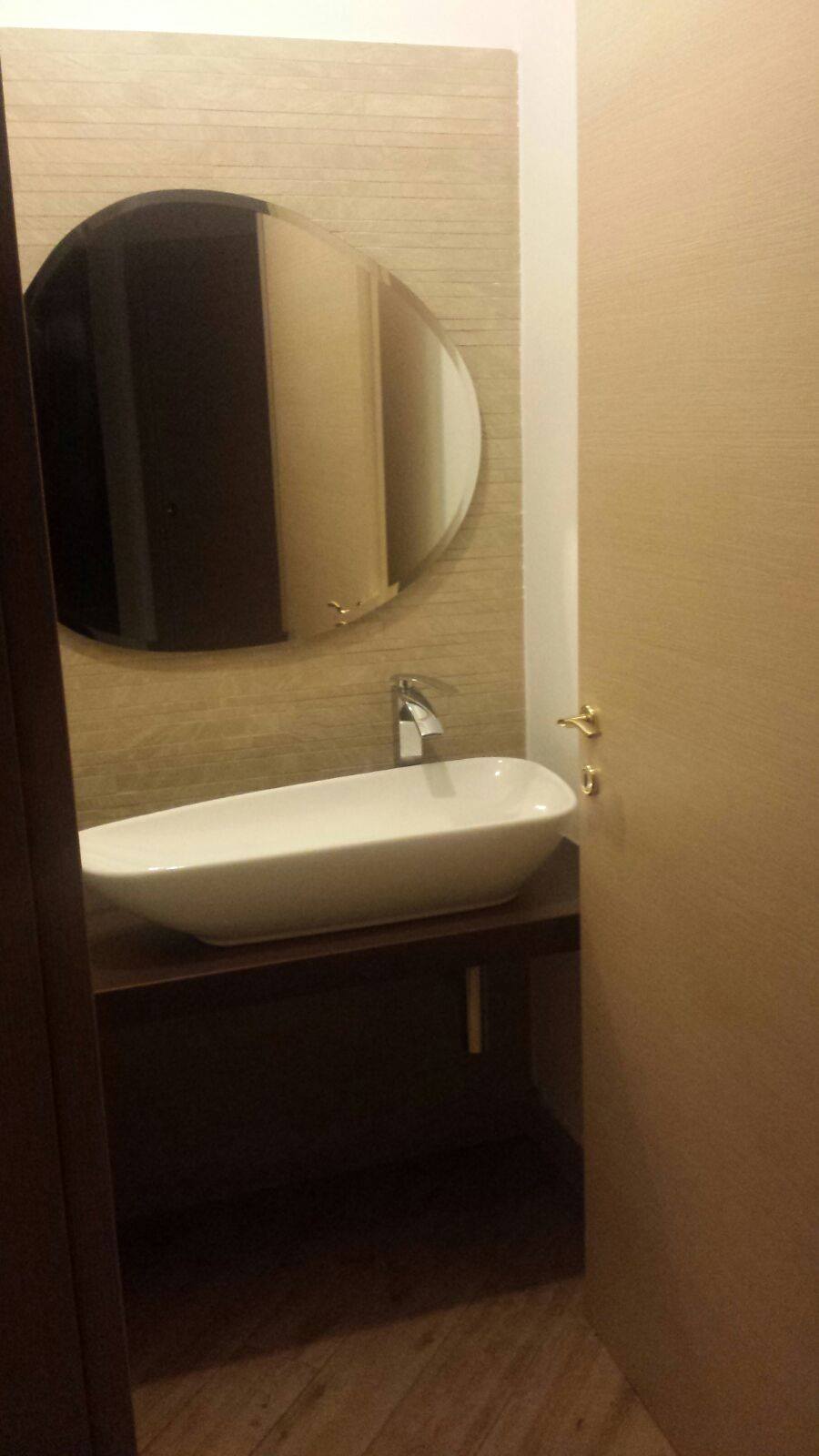 lavabo bagno moderno con specchio circolare