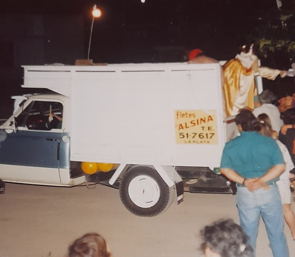 Camión blanco con letrero 