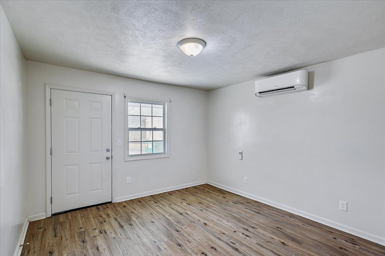 PEARL DRIVE APARTMENTS - Living Room 02