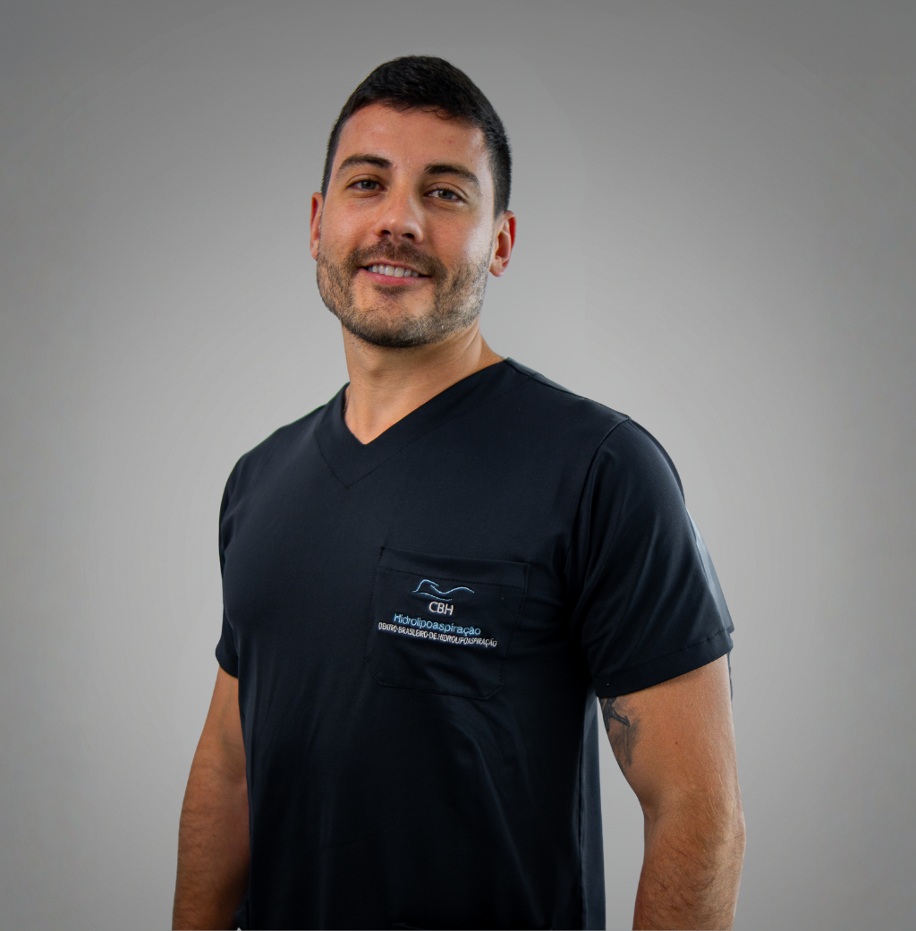 Um homem está vestindo uma camiseta preta com um bolso na frente.