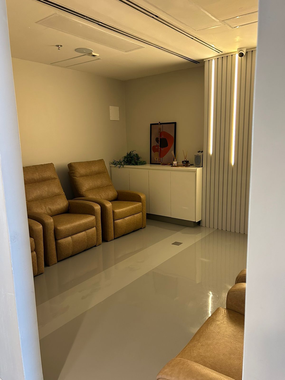 Uma sala com muitas cadeiras e um sofá