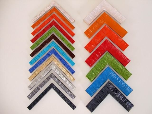 cornici in legno colorato di vario spessore