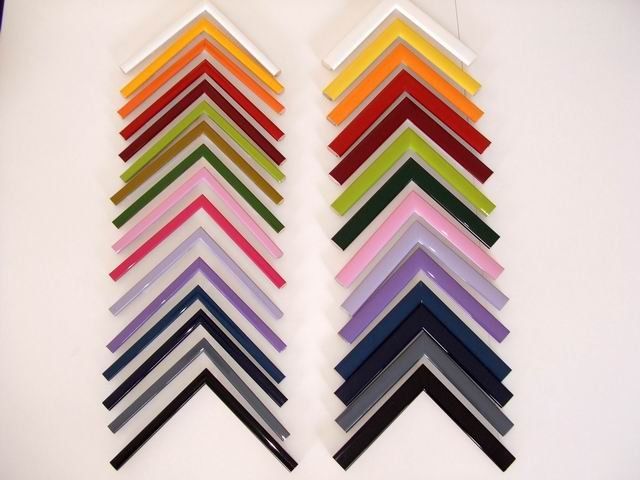 cornici in legno con colori pastello