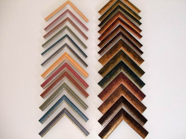 cornici in legno dai colori scuri