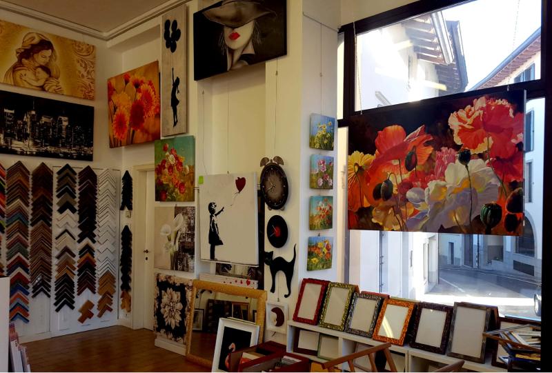 esposizione all'interno del negozio di cornici e portafoto