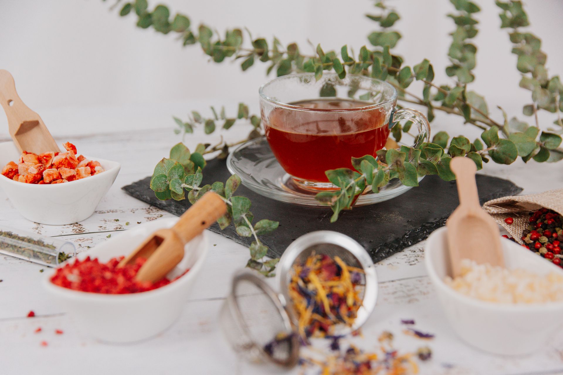 eine Tasse Tee steht auf einem Teller neben verschiedenen Zutaten