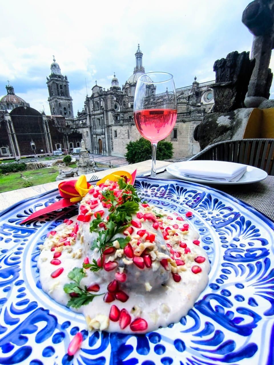 Un primer plano de un plato de comida con una ciudad al fondo.