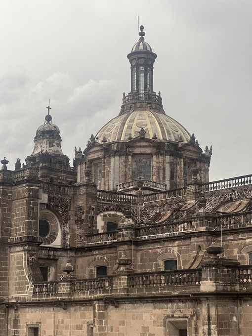 Una vidriera con una mujer en ella