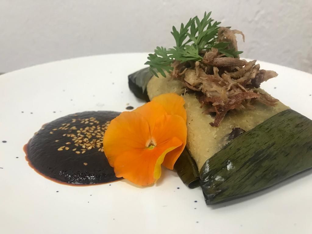Un plato de comida con una torre al fondo