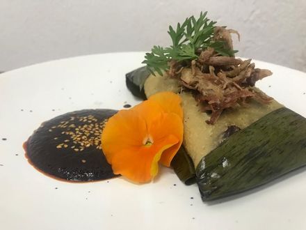 Un plato de comida con una torre al fondo