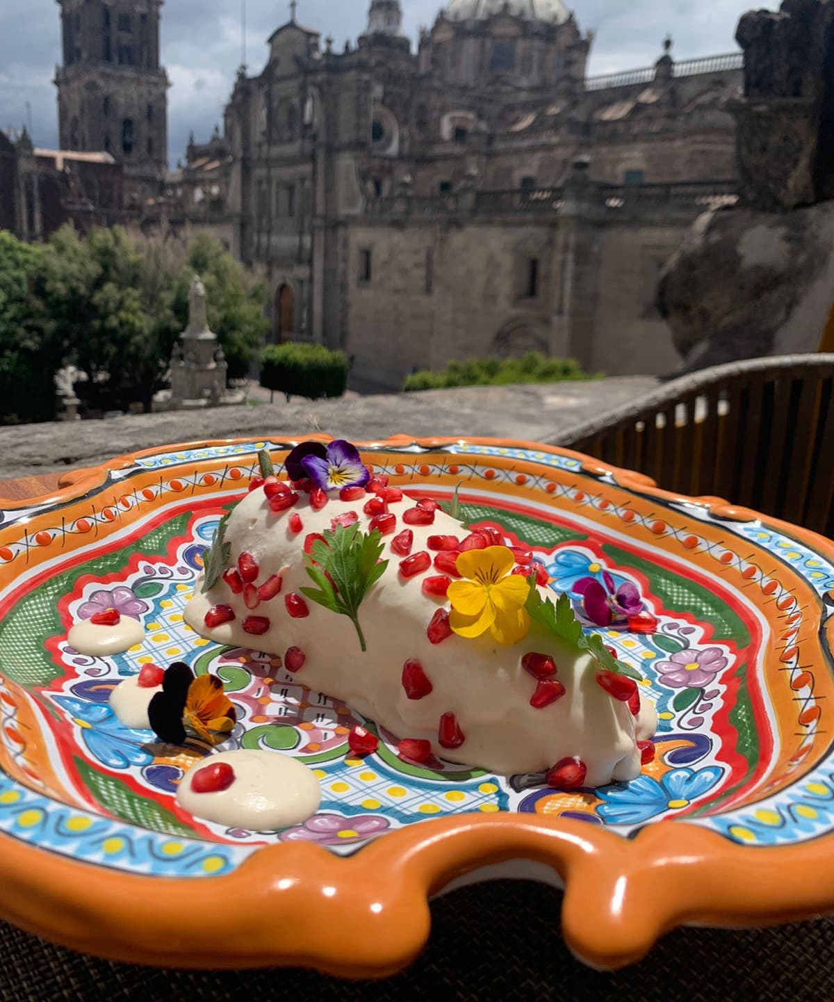 Un plato de comida con una catedral al fondo