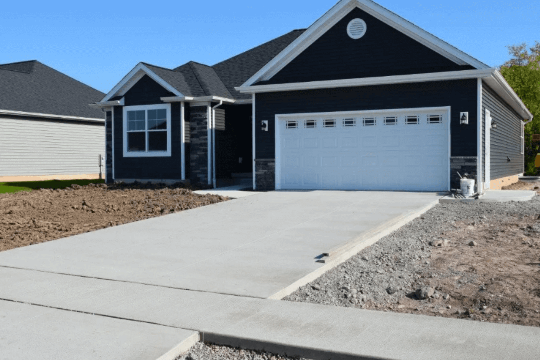 Driveway contractor pours new concrete and caulks seams in Peoria, AZ