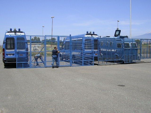 Barriera antisommossa commissionata dalla polizia