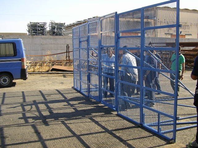 Barriera antisommossa commissionata dalla polizia