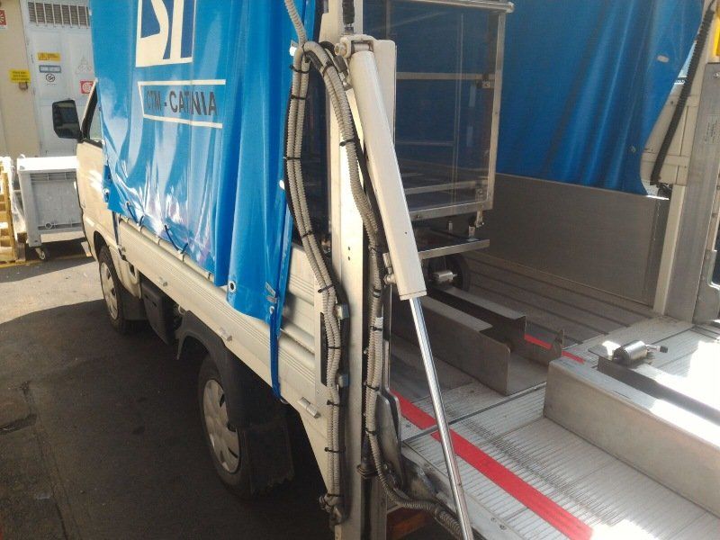 Veicolo con sponda elettrica