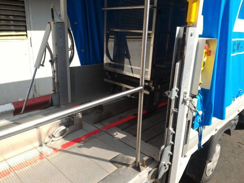 Automezzo con sponda elettrica