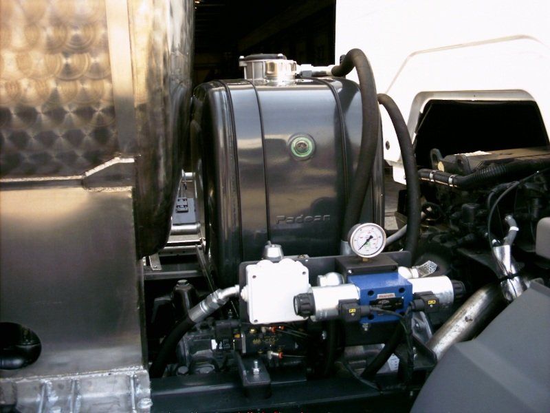 Mezzo con cisterna per il trasporto di merci speciali