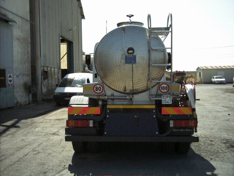 Veicolo industriale con cisterna