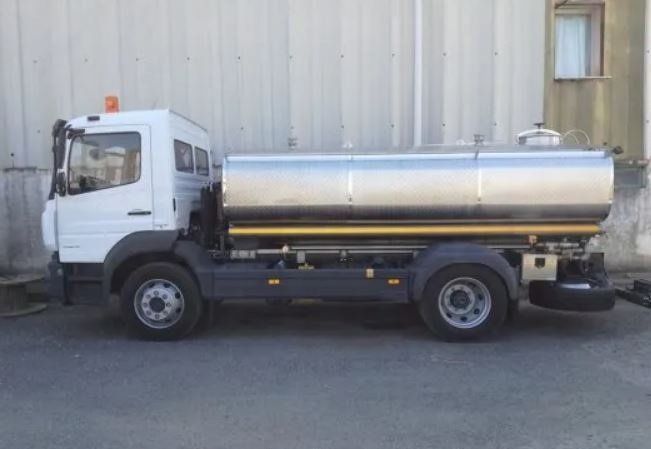 Automezzo con cisterna per il trasporto di merci liquide
