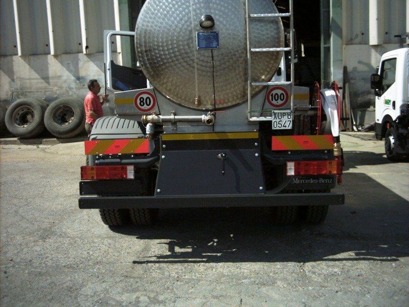 Automezzo industriale allestito con una cisterna
