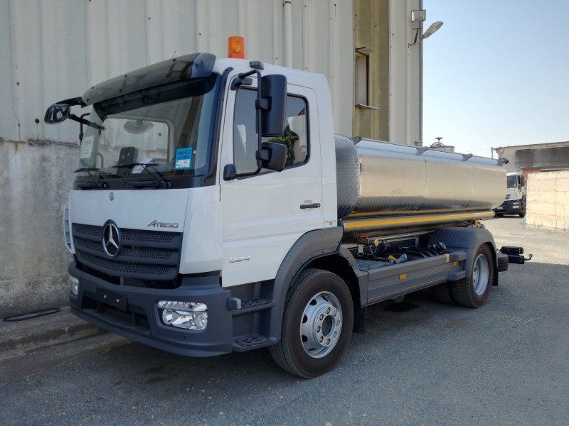 Veicolo industriale da allestire con cisterna