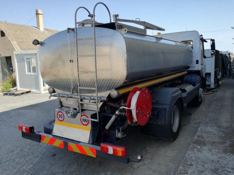 Veicolo industriale con cisterna per trasporti speciali
