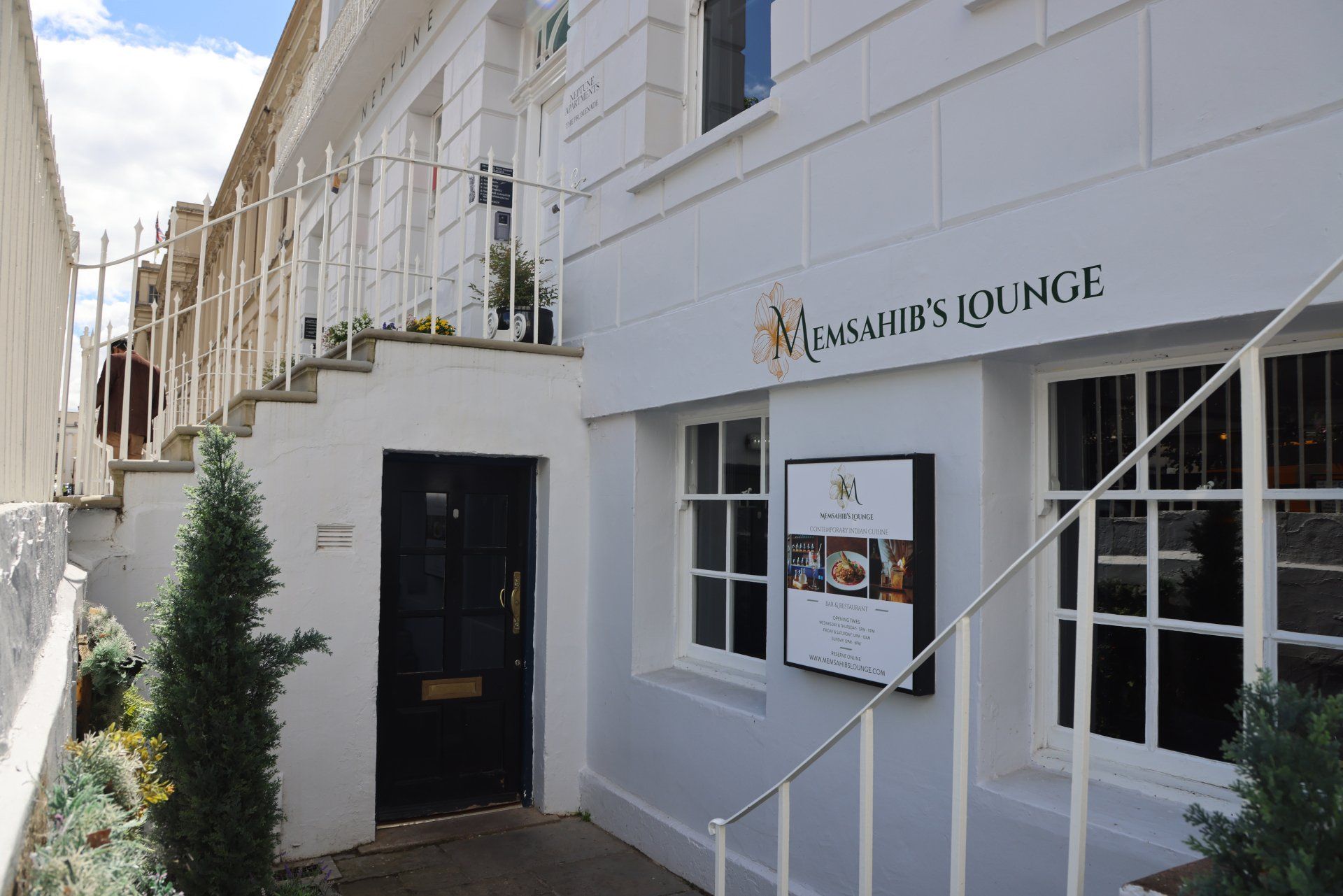 A white building with the word lounge on it