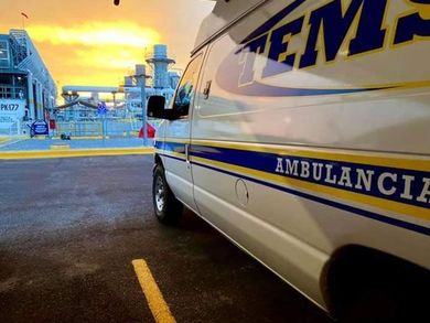 Ambulancia estacionada; texto