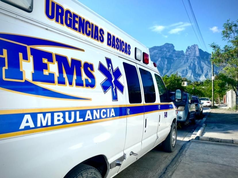 Ambulancia blanca y azul estacionada en la calle;