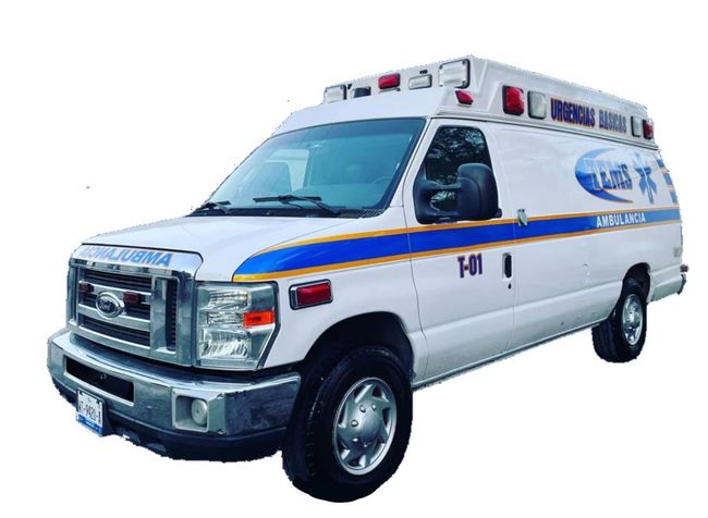 Ambulancia blanca con rayas azules y amarillas, luces de emergencia en la parte superior.