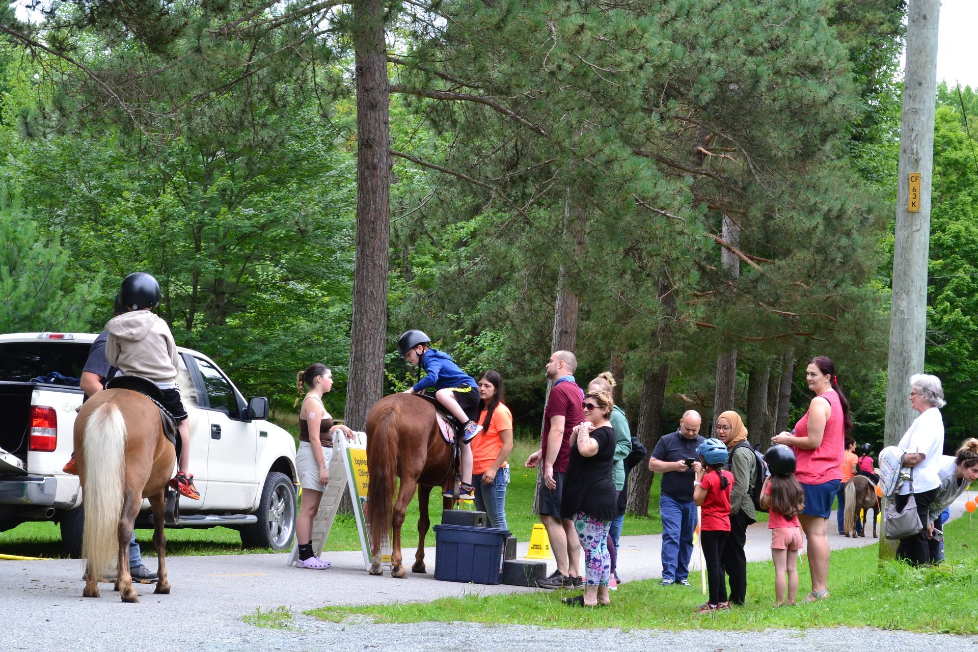 Un homme à cheval est entouré de gens