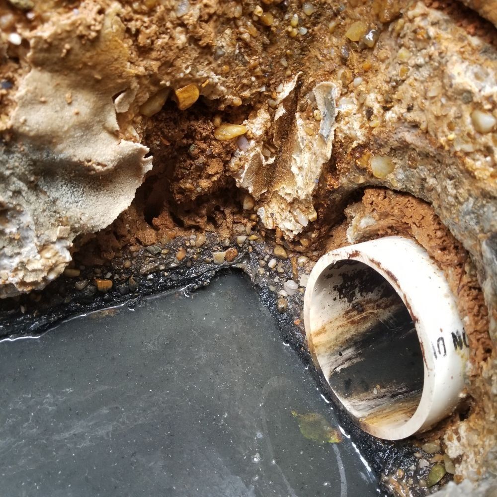 A white pipe with the letter n on it