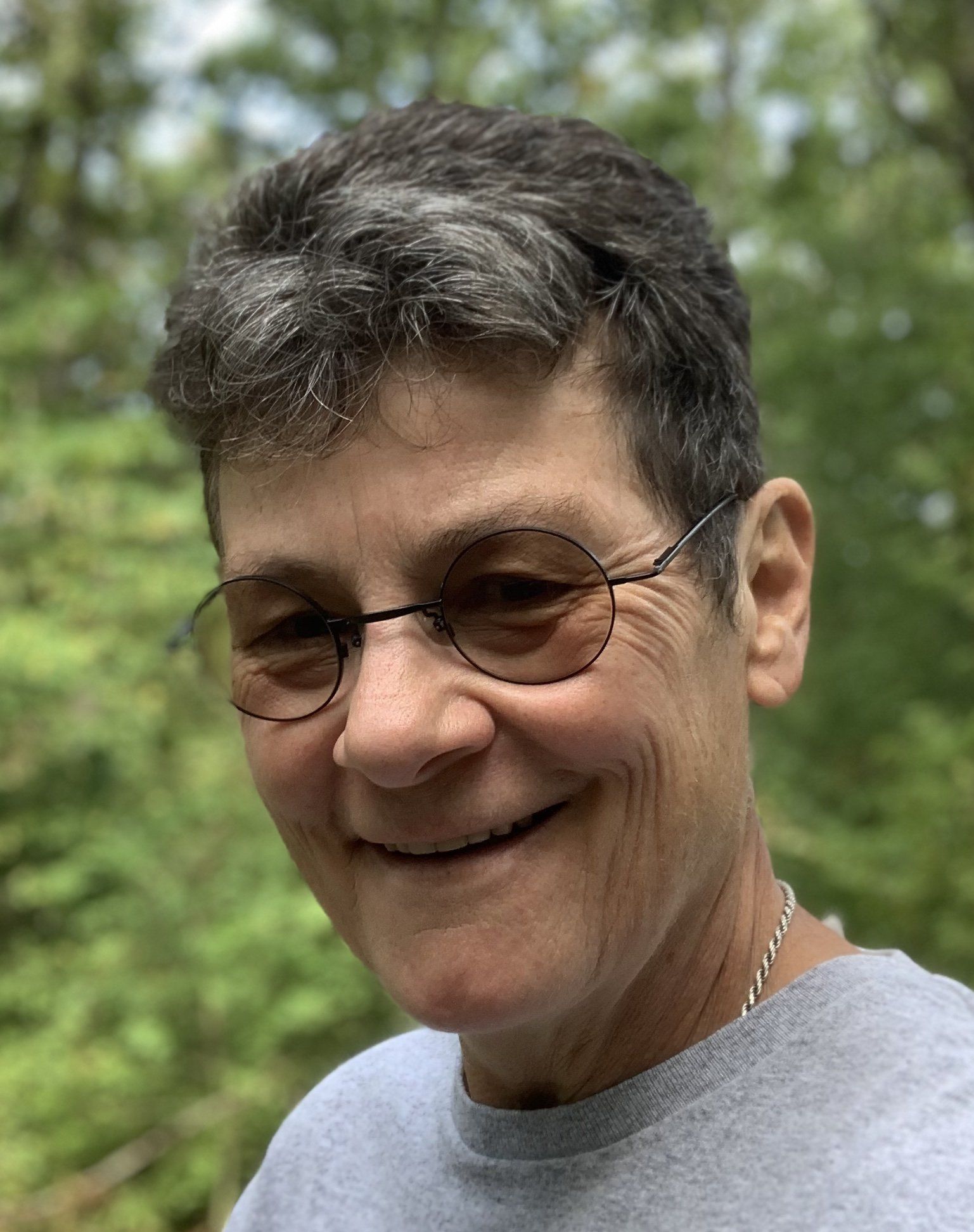 femme vétérinaire portant un chien blanc