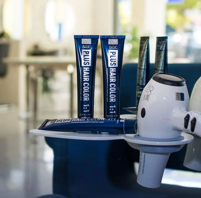 Tubetti di tinta per capelli con l'etichetta 