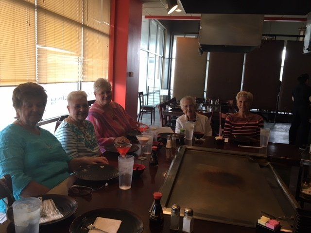 A group of people are sitting at a table in a restaurant.