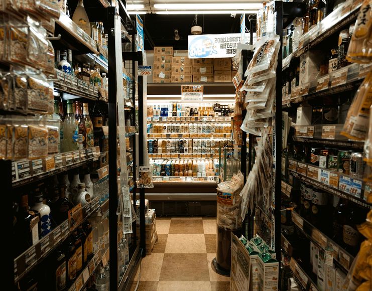 A grocery store aisle filled with lots of food and drinks.