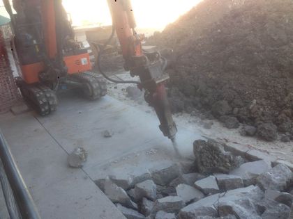 Escavatore al lavoro muove i detriti di un edificio ad Arsago Seprio