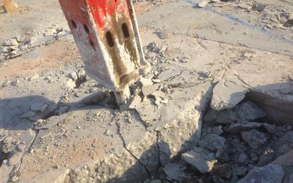 Escavatore al lavoro muove i detriti dell'edificio ad Arsago Seprio