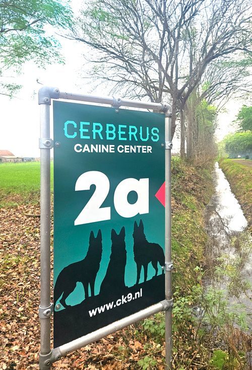 Locatiebord van Cerberus Canine Center in Geffen
