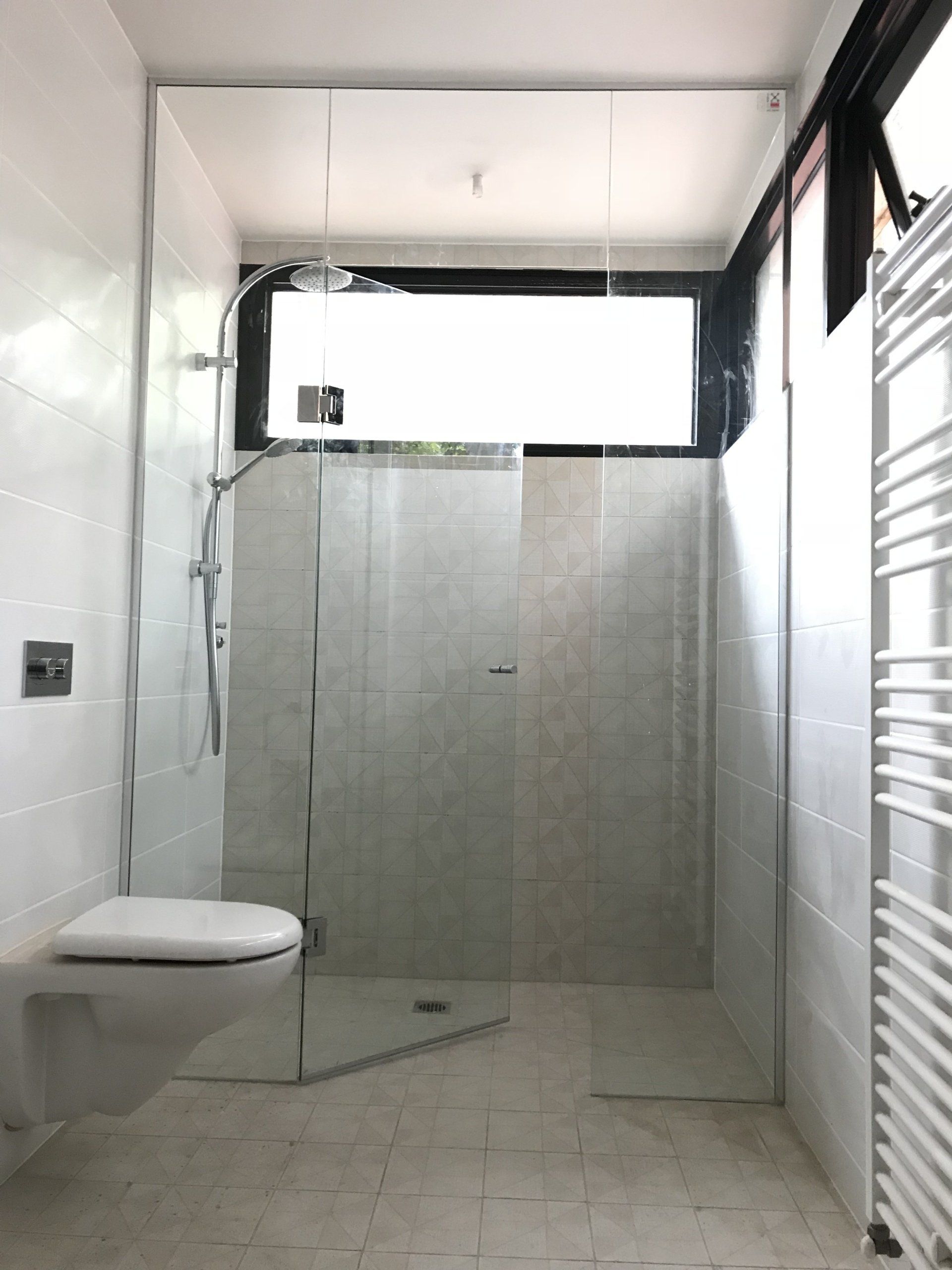 Frameless 08 chrome ceiling height wall to wall