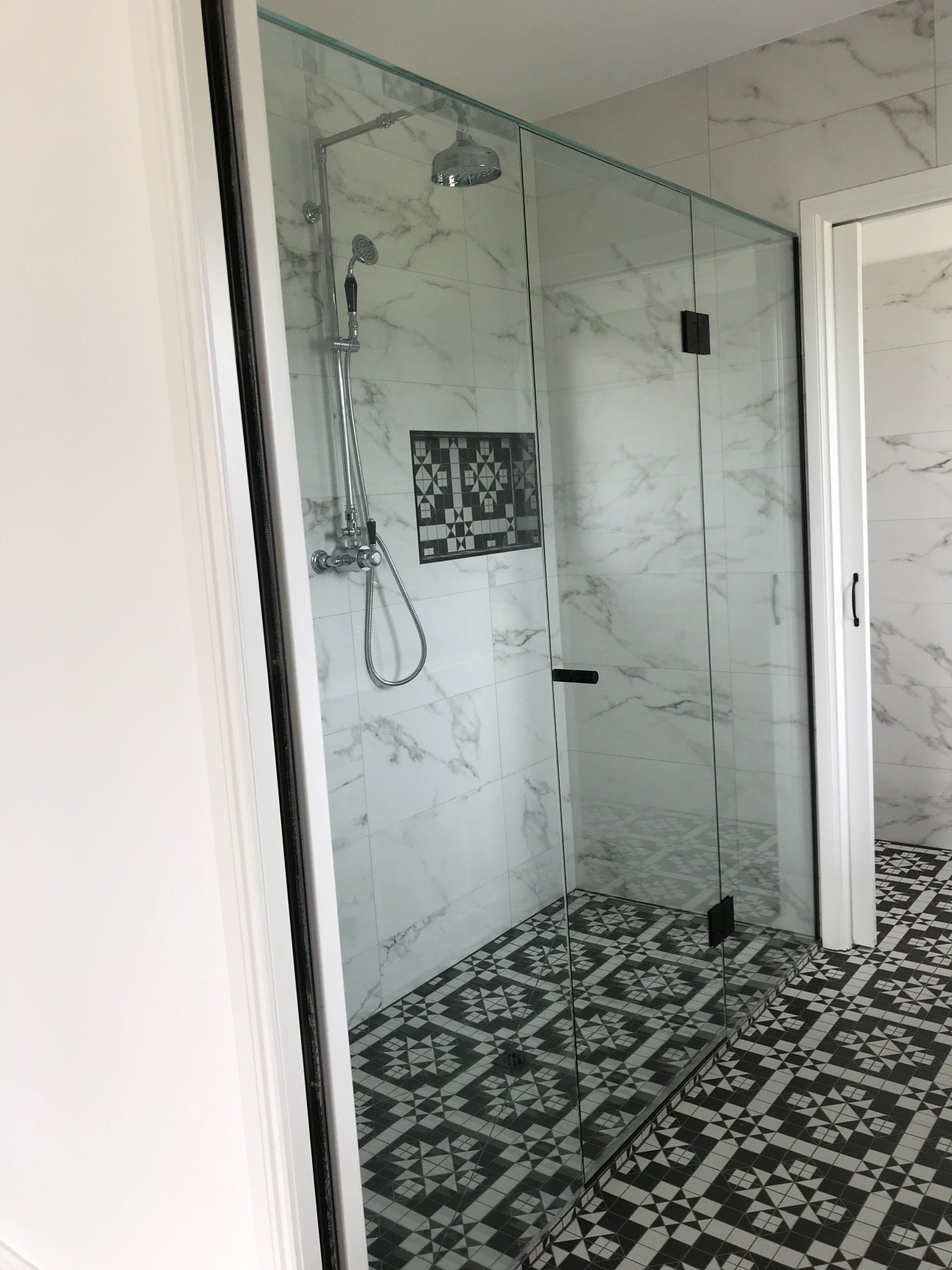 Frameless 30 black wall to wall