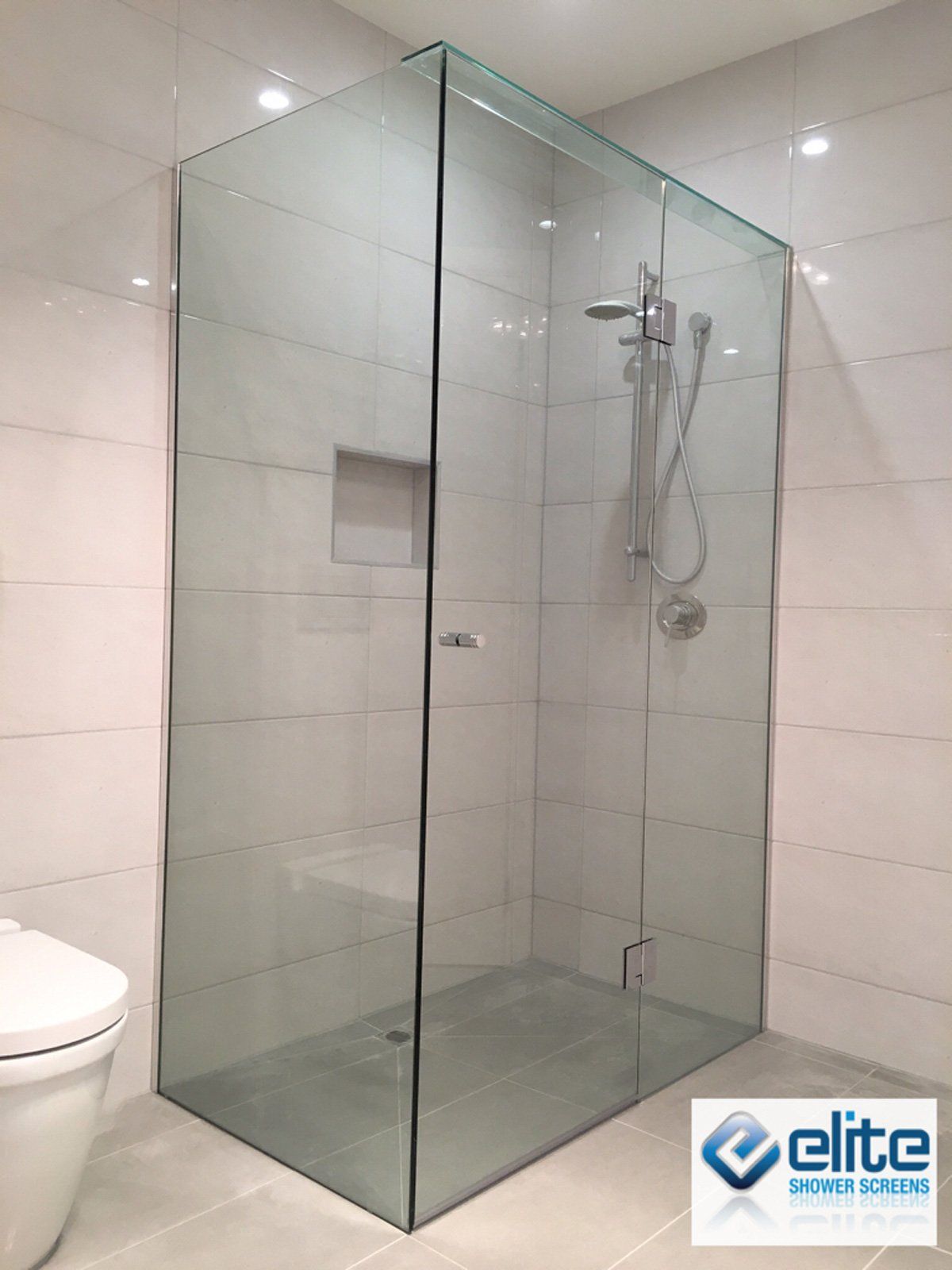 Frameless hinged showerscreens 4