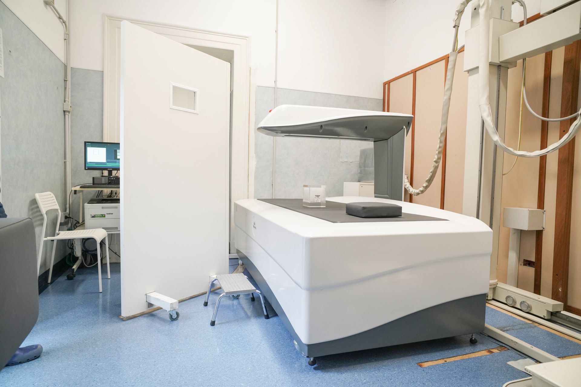 In una stanza di un ospedale c'è una macchina a raggi X.