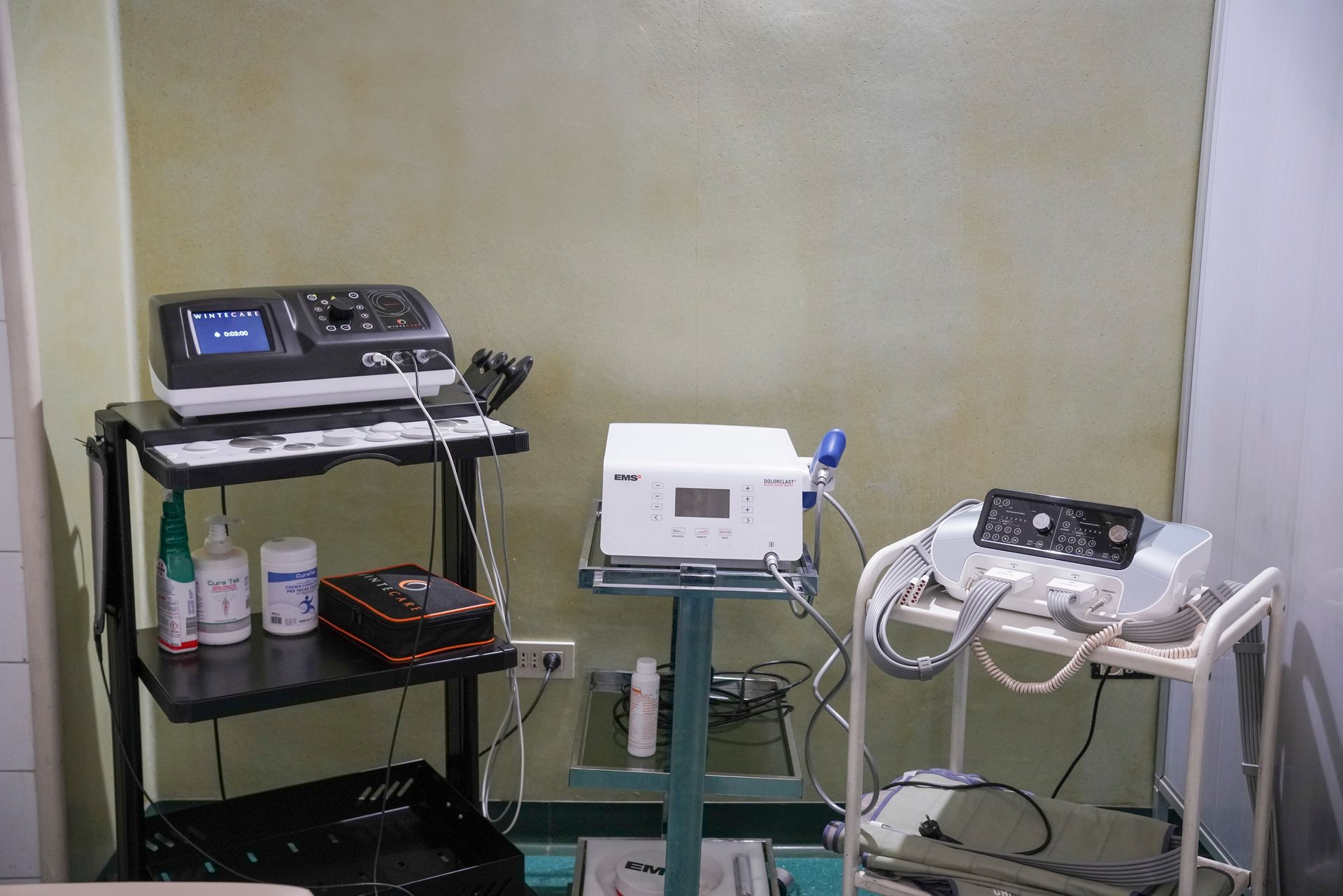 Una stanza con un sacco di attrezzature mediche su un carrello